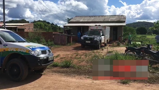 HOMEM RETORNA DE VIAJEM E ENCONTRA AMIGO MORTO DENTRO DE SUA CASA