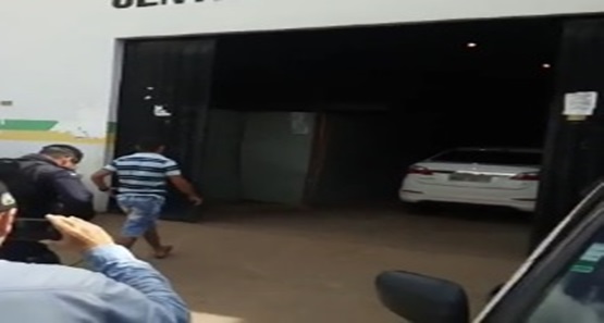 NO TRÂNSITO: Agente Penitenciário é preso após brigar e atirar em mototaxistas