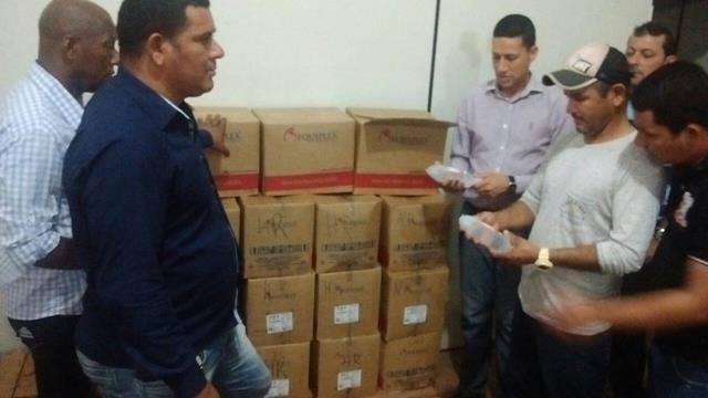 PREFEITO FAZ INSPEÇÃO NO ALMOXARIFADO E ENCONTRA ALGUNS MATERIAS VENCIDOS.