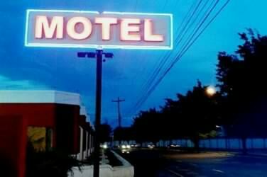 NA SAÍDA DO MOTEL: Quatro homens são pesos por corrupção de menores