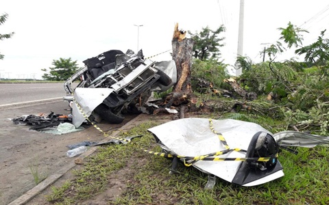 Casal suspeito de assaltos morre após carro capotar em perseguição policial