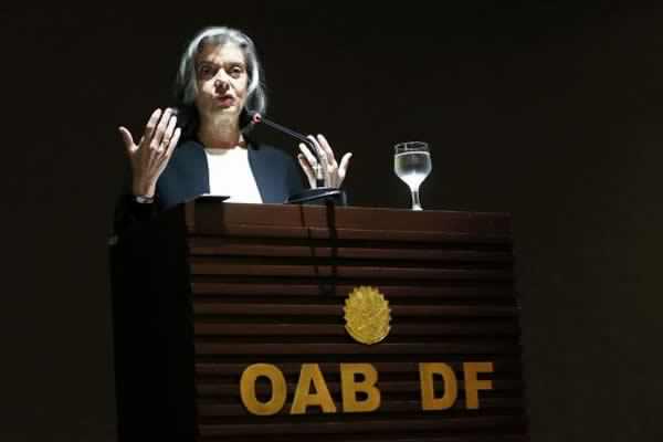 Cármen Lúcia cria comissão para apurar processos contra liberdade de imprensa
