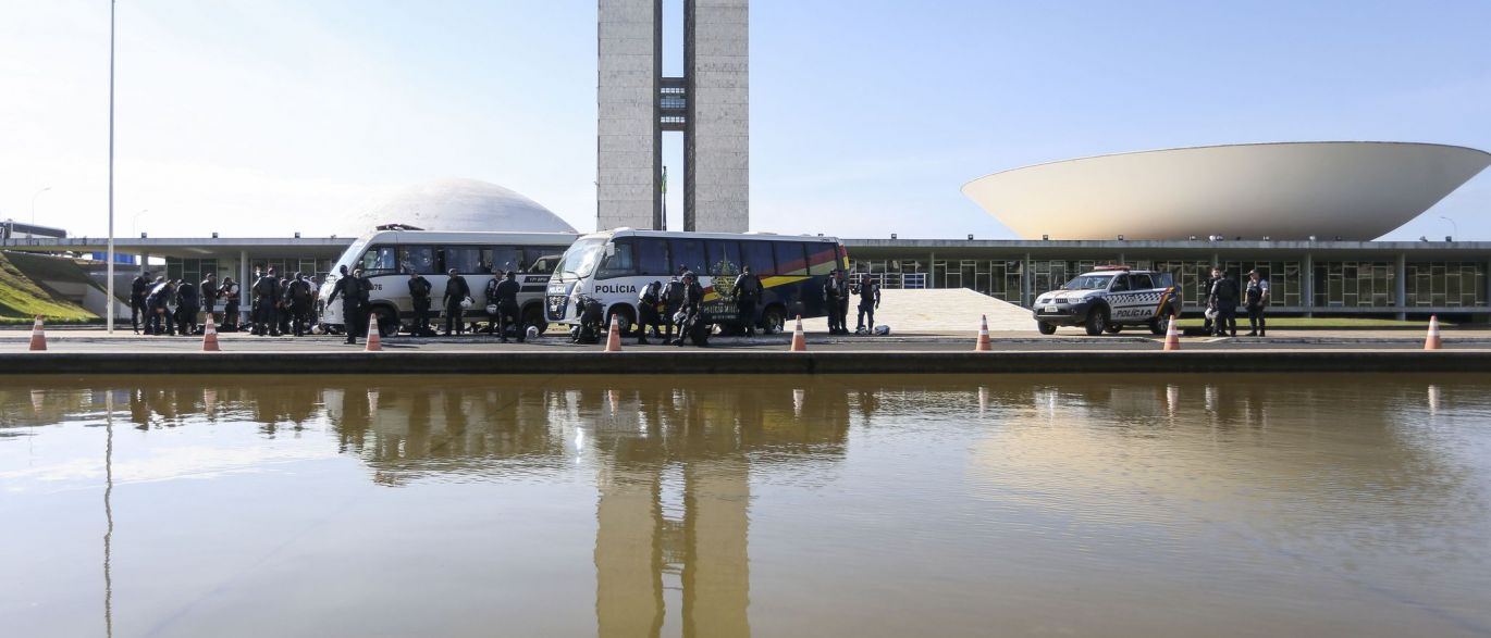 PROTESTOS: Opositores á reforma da previdência tentam invadir a Câmara
