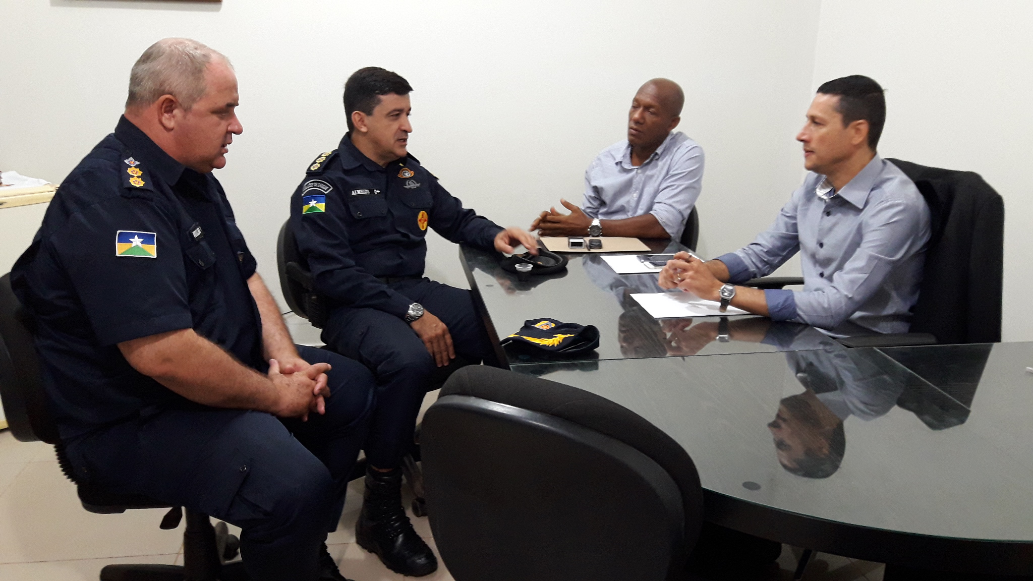 PREFEITO NORONHA RECEBE VISITA DE OFICIAIS DA PM