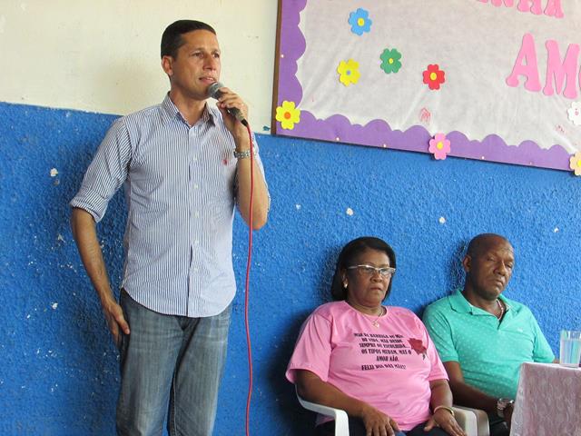 PREFEITO E PRIMEIRA DAMA PRESTIGIAM FESTA ALUSIVA ÀS MÃES NO CRAS