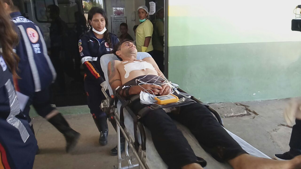 POLICIAL MILITAR TEM FACA CRAVADA NO CORPO DENTRO DE CARRO