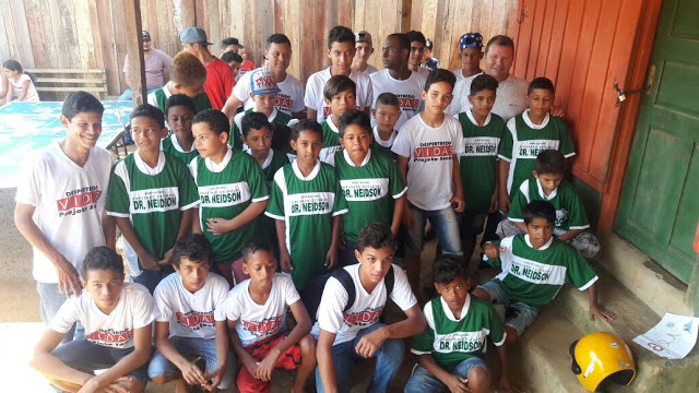 Dr. Neidson entrega uniformes esportivos para crianças carentes de Nova Mamoré