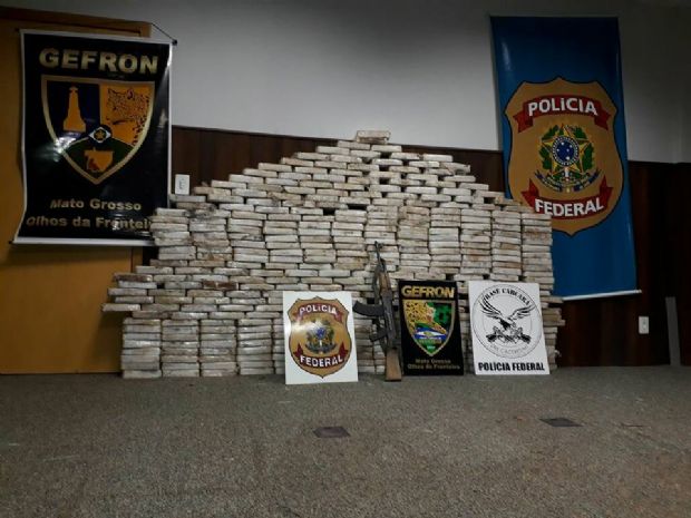 GEFRON E PF APREENDEM 370 KG DE COCAÍNA NA FRONTEIRA COM A BOLÍVIA; 15 PESSOAS FUGIRAM