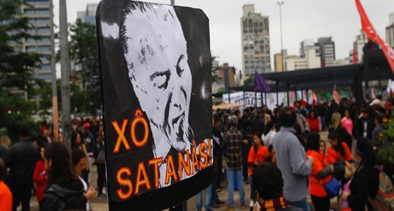 FORA TEMER: ATO REÚNE ARTISTAS E PEDE 'DIRETAS JÁ' EM SÃO PAULO