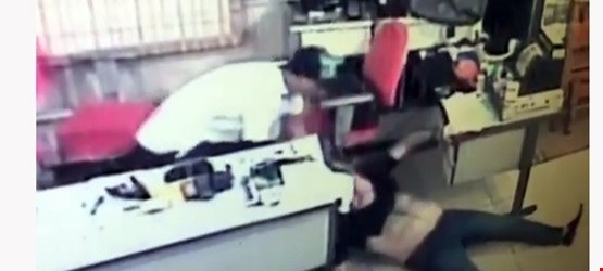 MÉDICO É ESPANCADO E FICA NA MIRA DE ARMAS DE DOIS CRIMINOSOS