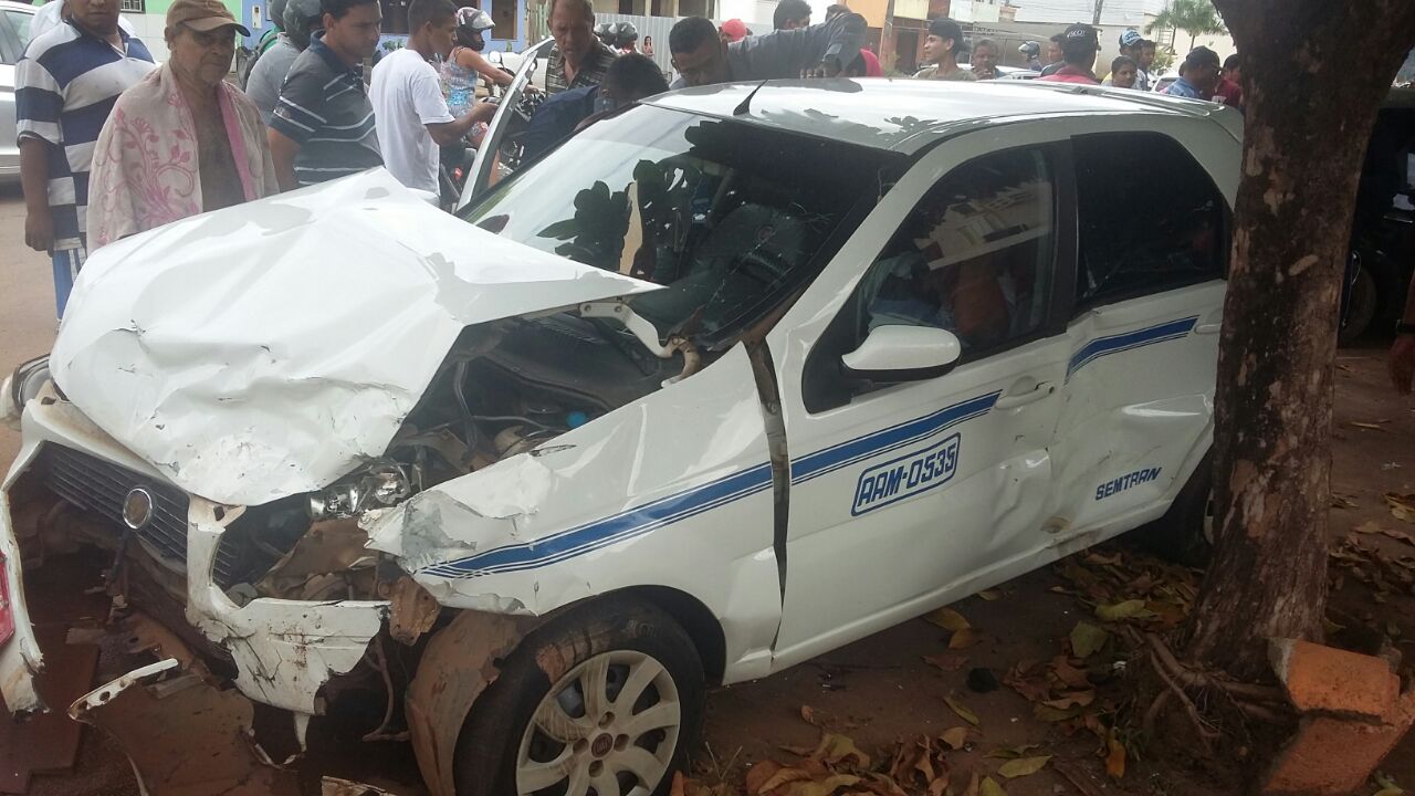 Taxista acaba preso as ferragens e com graves fraturas pelo corpo