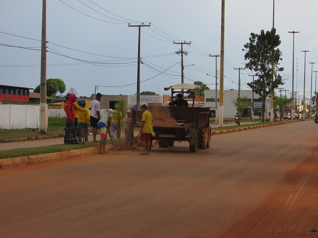 SECRETÁRIA DE OBRAS LIMPA AVENIDA XV DE NOVEMBRO