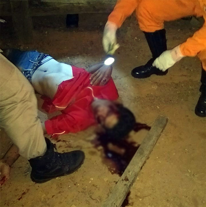 DUPLA MATA HOMEM A PAULADAS EM TERRENO BALDIO