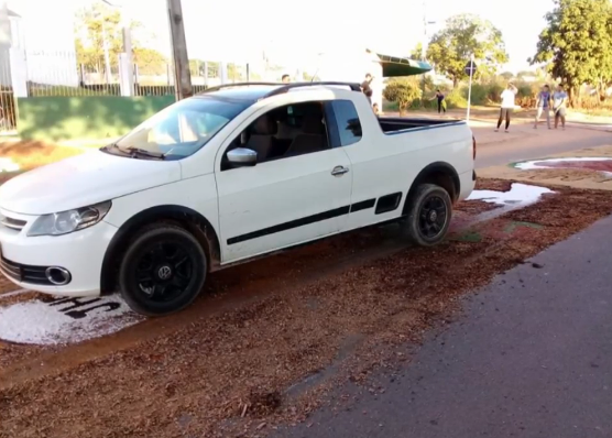 INTOLERANTE: MOTORISTA NÃO CONCORDA COM MANIFESTAÇÃO RELIGIOSA E PASSA POR CIMA DE DESENHOS DE CORPUS CHRISTI