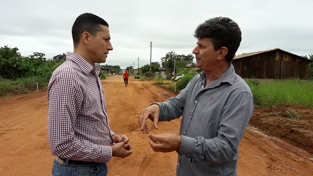 PREFEITO NORONHA VISITA OBRA DE ASFALTAMENTO NO BAIRRO TRIÂNGULO
