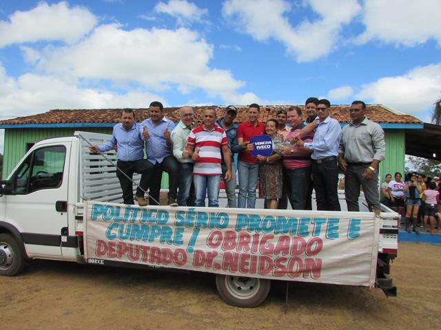 PREFEITO PRESTIGIA ENTREGA DE CAMINHÃO, PELO DEPUTADO DR NEIDSON, NO BOM SOSSEGO.