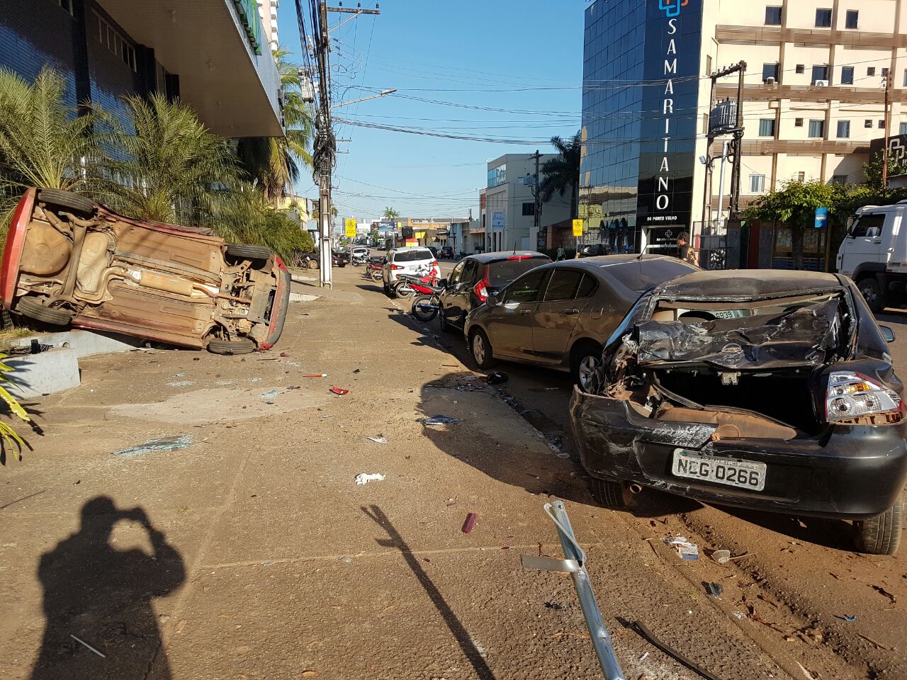 FUGA - Dupla rouba carro de PM e provoca grave acidente com cinco veículos
