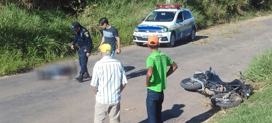 Homem morre ao perder controle da direção da moto e bater em barranco