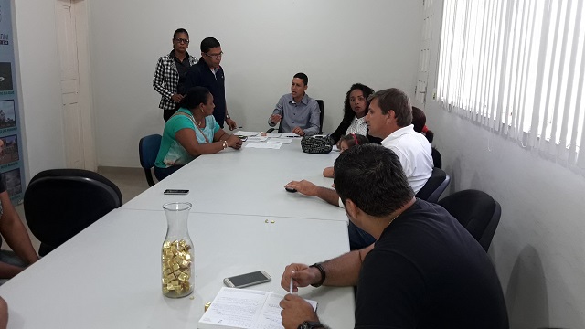 PREFEITO SE REÚNE COM REPRESENTANTES DO ECC