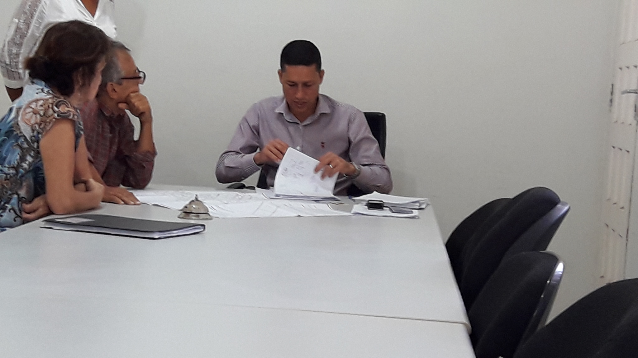 PREFEITO RECEBE EMPRESÁRIO E TRATA SOBRE A RETIRADA DE CASCALHO PARA AS VIAS DE GUAJARÁ.