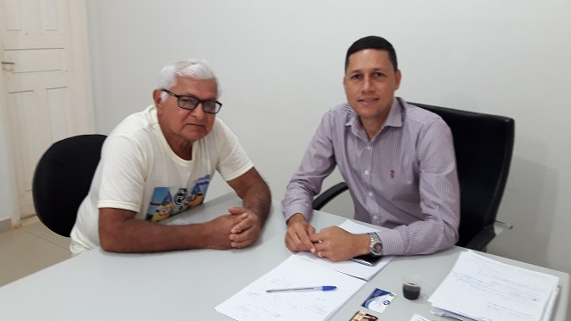 PREFEITO AGENDA REUNIÃO COM MORADORES DA COMARA PARA TRATAR SOBRE A RECUPERAÇÃO DE ESTRADAS.