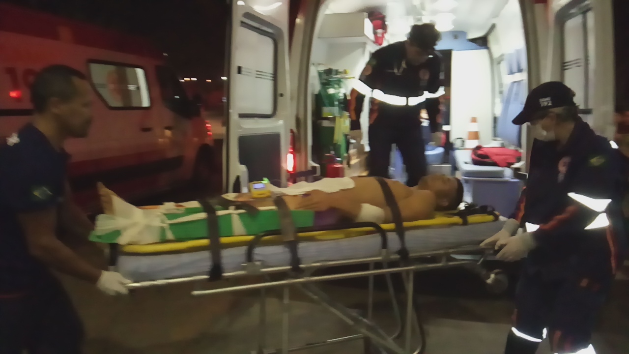 SE DEU MAL - SUSPEITO É BALEADO APÓS APONTAR ARMA PARA POLÍCIA