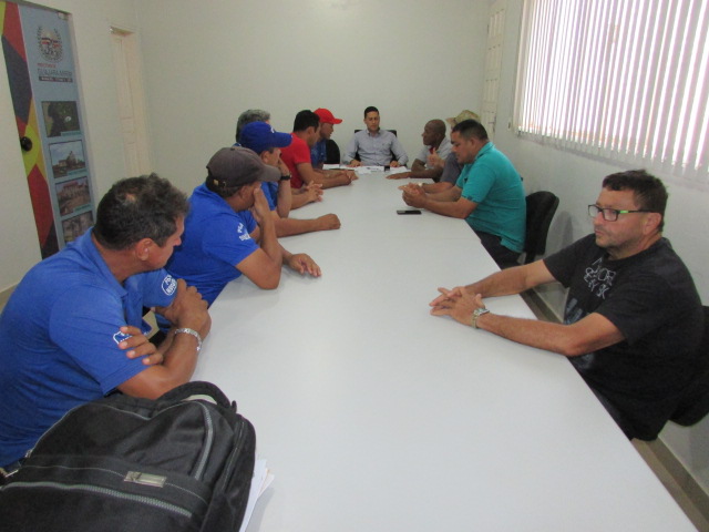 Taxistas solicitam junto a prefeitura a construção de uma sede para a categoria atender clientes.