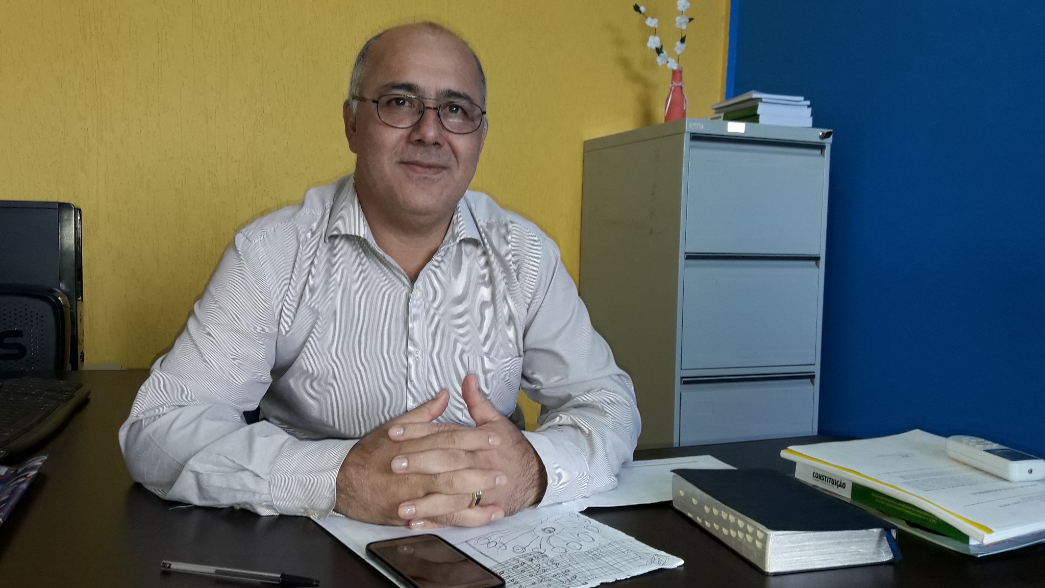 VEREADOR LÍDER DO PREFEITO FALA EM PROGRAMA DE RÁDIO E DIZ: “NA INICIATIVA PRIVADA É DIFERENTE”.