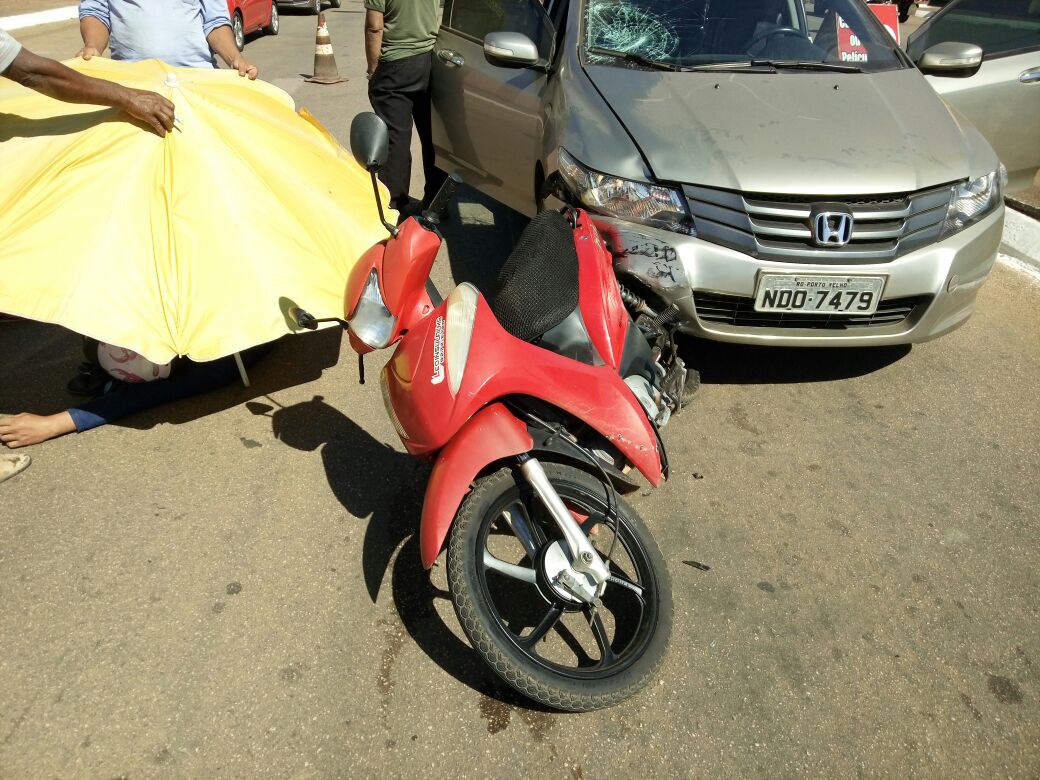 Motociclista é arrastado por carro ao parar na faixa de pedestre