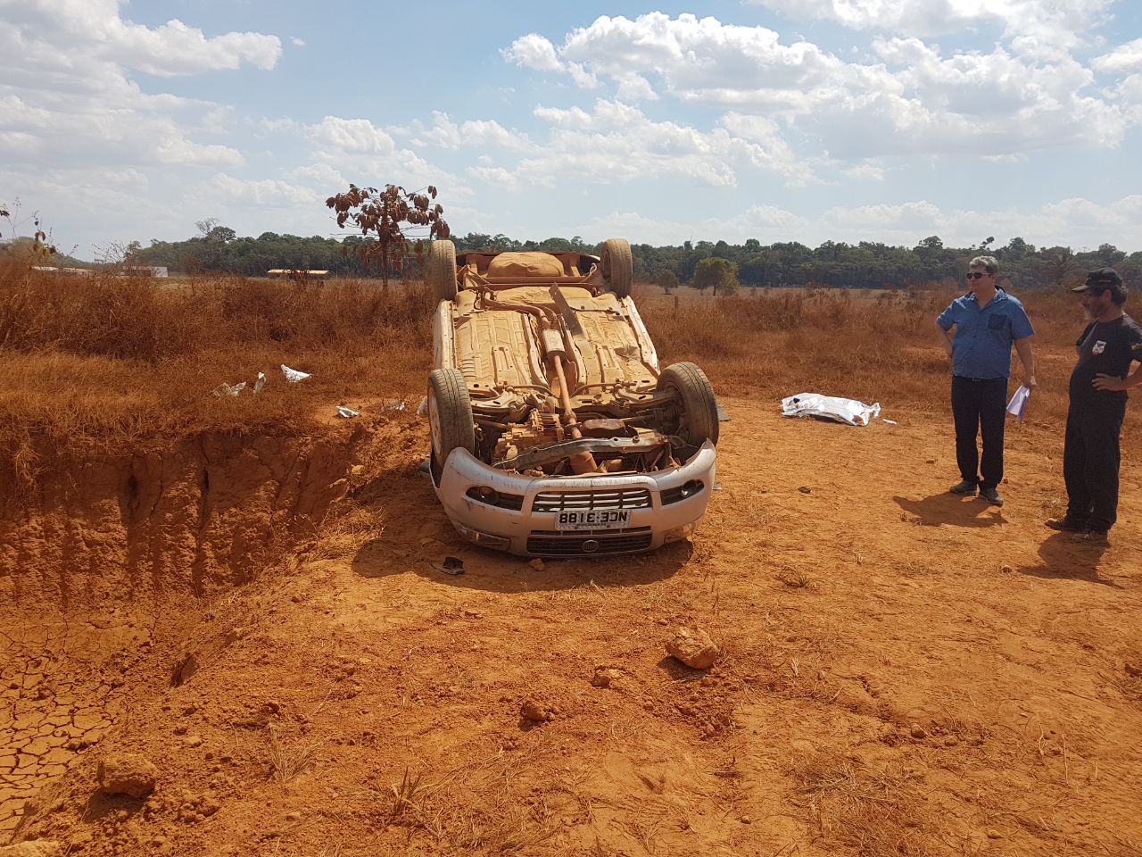 CARRO CAPOTA E MOTORISTA ACABA ESMAGADO PRÓXIMO AO ANEL VIÁRIO