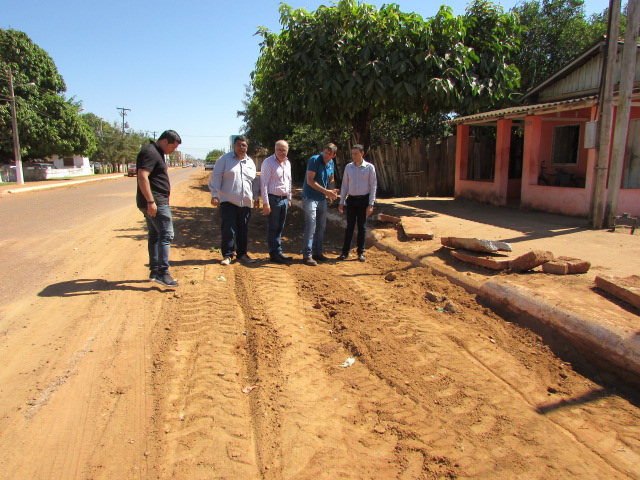 Prefeitura intensifica trabalhos de recuperação de trecho da Avenida Duque de Caxias.