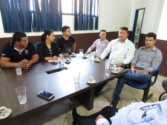 PREFEITO DISCUTE COM SUBCHEFE DA CASA CIVIL E VEREADORES SOBRE O NÃO FECHAMENTO DA ESTRADA PARQUE.