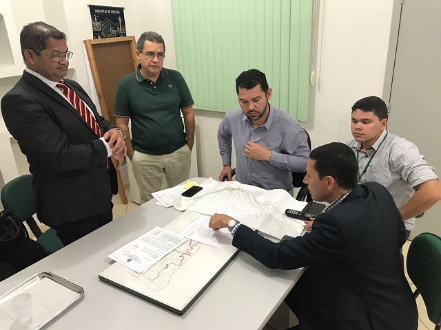 Prefeito participa de reunião na Superintendência do Patrimônio da União e discute situação de imóveis da união no município.