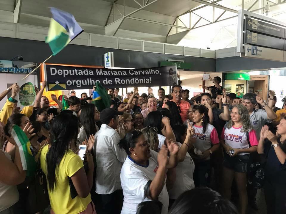 Mariana Carvalho é saudada em aeroporto por se posicionar contra a corrupção