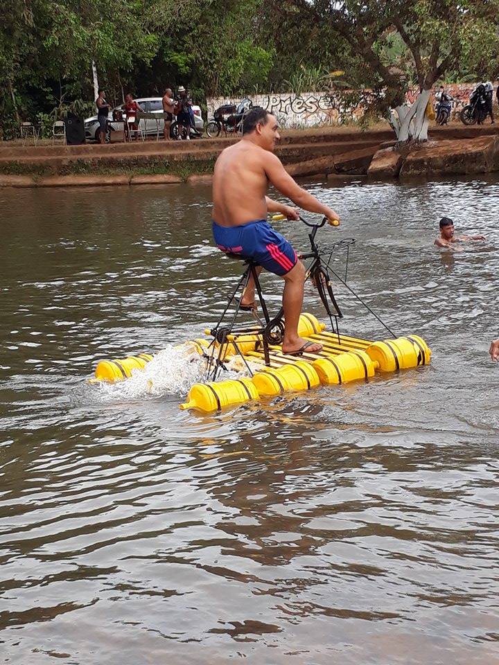MECÂNICO DE GUAJARÁ MIRIM DESENVOLVE BICICLETA AQUÁTICA E QUER APRIMORAR OBRA.