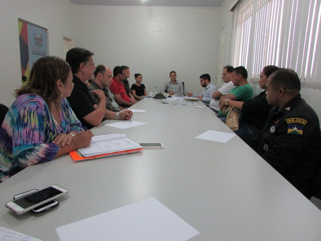 PREFEITO FAZ REUNIÃO COM COMISSÃO DOS FESTEJOS DA SEMANA DA PÁTRIA E CONVIDADOS