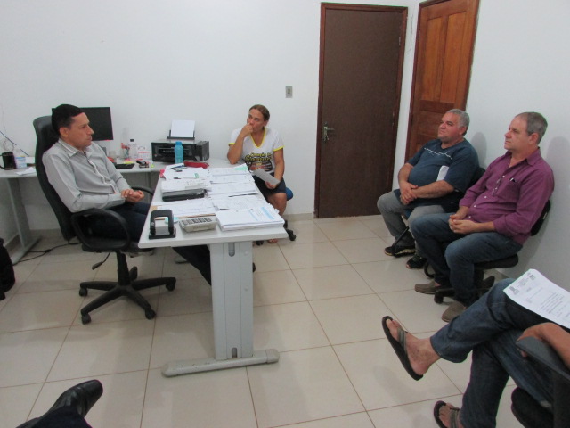 PREFEITO REÚNE COM COMERCIANTES DE PRAÇAS E PEDE COLABORAÇÃO PARA LIMPEZA DOS LOCAIS
