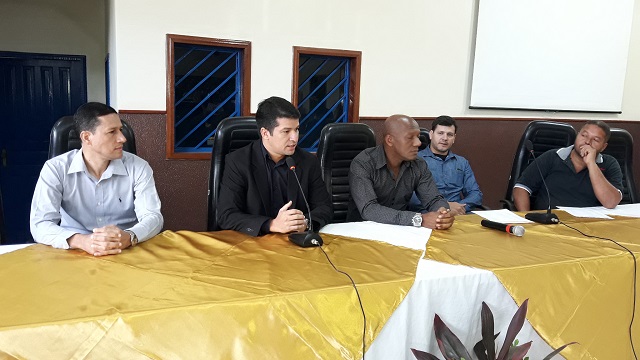 PREFEITO ASSISTE ABERTURA DE TREINAMENTO DE ACS E VIAJA PARA BRASÍLIA