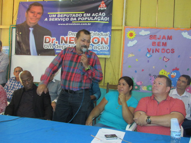 VEREADOR ROBERTO DO MERCADO PRESTIGIA ENTREGA DE CAMINHÃO NA COMARA