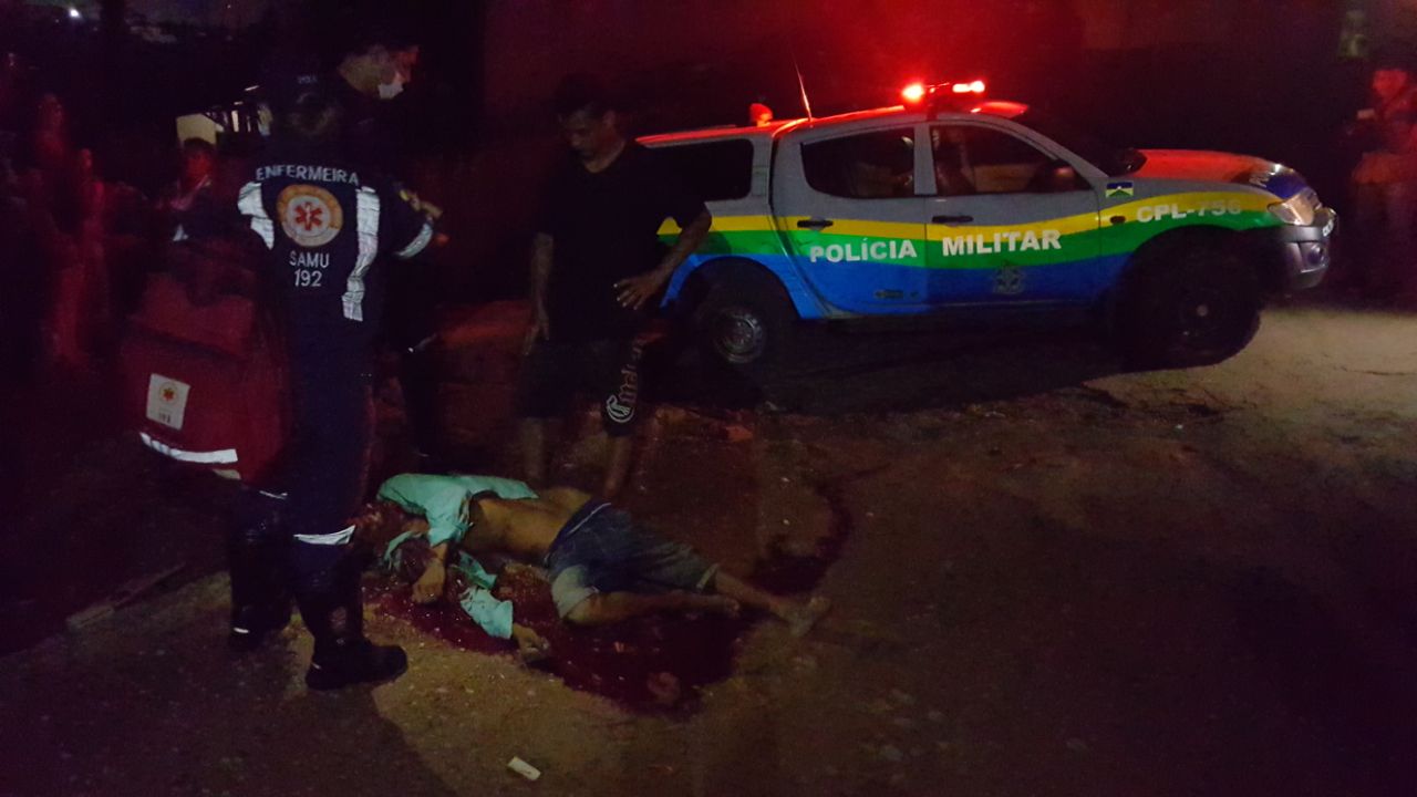 QUEIMA DE ARQUIVO: Passageiro de carro executa homem a tiros