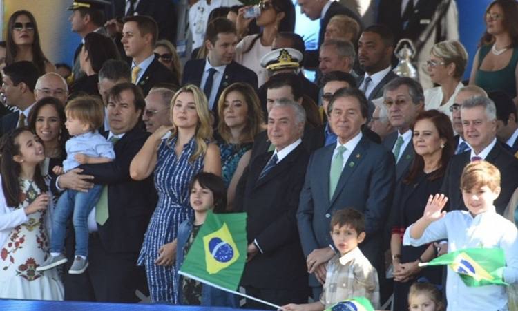 Michel Temer é recebido com vaias no desfile do 7 de setembro