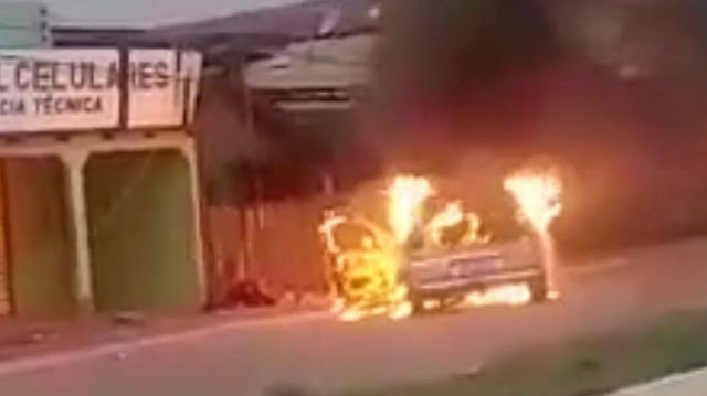 VÍDEO/FOTOS: VEÍCULO EM CHAMAS, APÓS MOTORISTA COLIDIR EM POSTE DE ENERGIA EM GUAJARÁ-MIRIM.