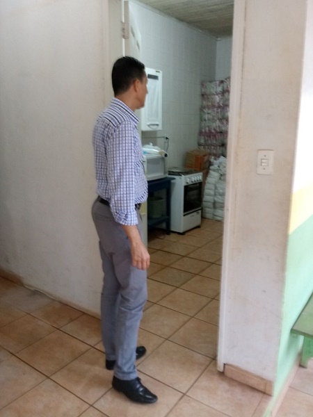 PREFEITO INSPECIONA LIMPEZA NA DELEGACIA DE POLÍCIA FEITA PELA PREFEITURA