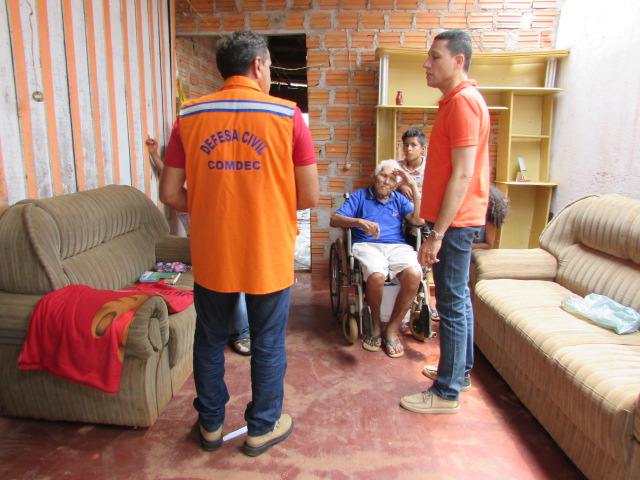 PREFEITO NORONHA E DEFESA CIVIL VISITAM ALGUMAS RESIDÊNCIAS DANIFICADAS PELO VENTO E FORTE CHUVA EM GUAJARÁ.