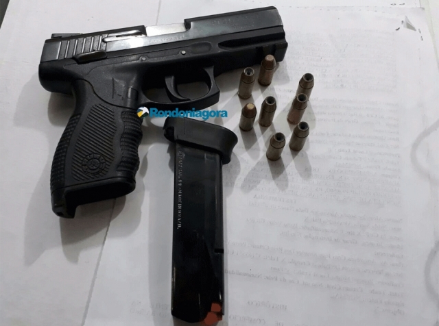 HOMEM É PRESO COM ARMA APÓS AMEAÇAR CLIENTE DE CONVENIÊNCIA