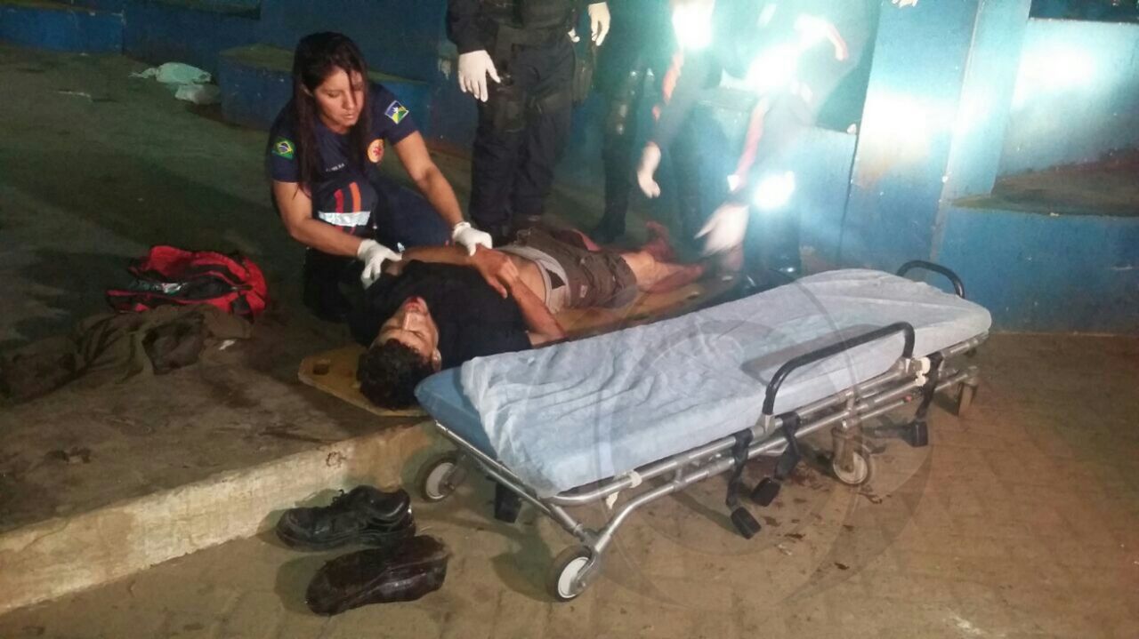 HOMEM SOFRE TENTATIVA DE HOMICÍDIO A GOLPES DE FACA AO DEFENDER MULHER