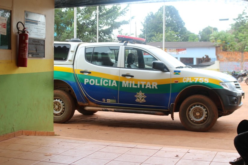 Dupla armada rouba celular em via pública e um é preso pela Polícia Militar
