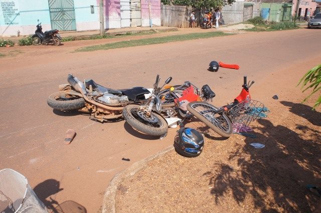 COLISÃO ENTRE MOTOCICLETA E BICICLETA ELÉTRICA DEIXA IDOSO DE 79 ANOS COM FRATURA NA PERNA EM GUAJARÁ.