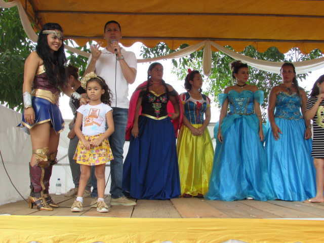 PREFEITO E PRIMEIRA DAMA COMANDAM FESTA DA CRIANÇA NO PARQUE CIRCUITO