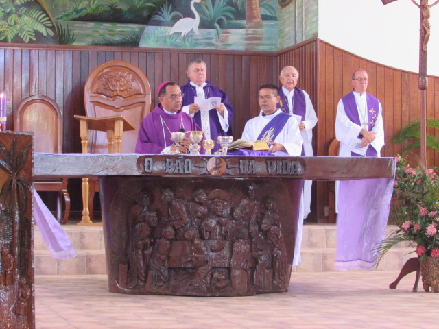 APÓS MISSA DE CORPO PRESENTE, O BISPO EMÉRITO DOM GERALDO FOI SEPULTADO